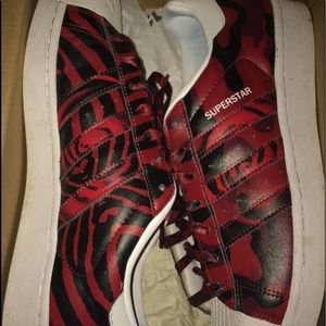 Adidas superstar W red clashes